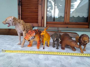 piccola collezione di animali di plastica
