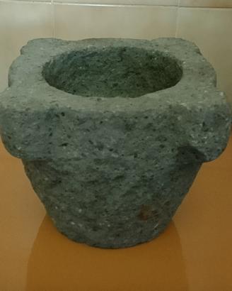 mortaio antico in pietra lavica 