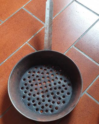 Padella per castagne bucherellata – per camino o g