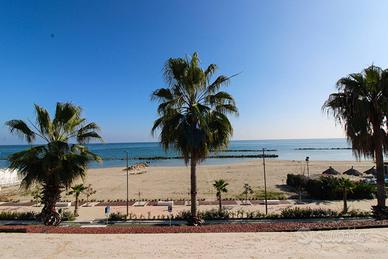 Quadrilocale frontemare con vista mare