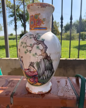Vaso in Ceramica Cinese in Stile "Famille Rose"