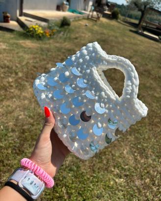 Borsa in crochet bianca con pailettes