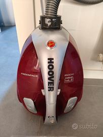 Aspirapolvere Hoover Freespace con accessori.
