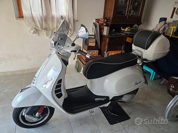 Vespa Piaggio hpe 300 GTS 2021