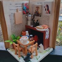 Libro vintage con dentro una mini cucina.