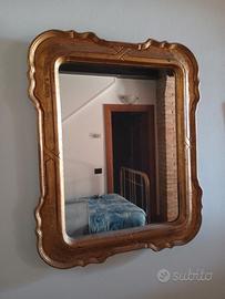 Specchio con cornice in legno dorato