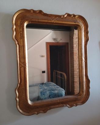 Specchio con cornice in legno dorato