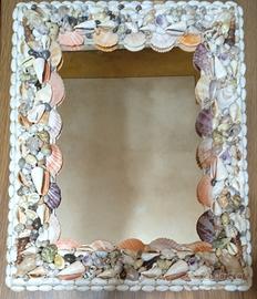cornice in conchiglie con specchio