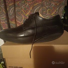 Scarpa nera in pelle MBT