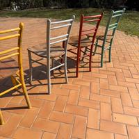 Sedie colorate in legno