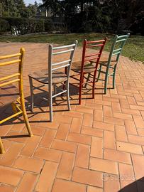 Sedie colorate in legno