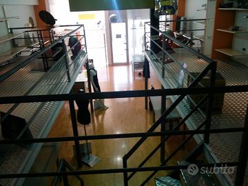 Locale commerciale in centro con ampio garage