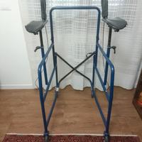 Deambulatore ascellare con appoggi antibrachiali