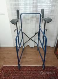 Deambulatore ascellare con appoggi antibrachiali