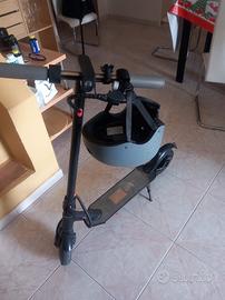 monopattino con casco