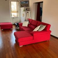 Divano artigianale  rosso  a L + pouf 