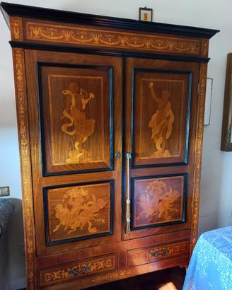Credenza intarsiata antica