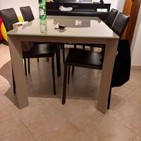 tavolo cristallo e 5 sedie