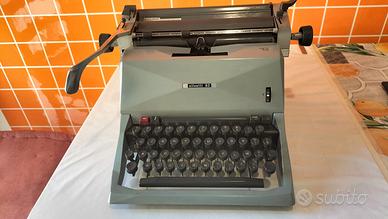 macchina da scrivere Olivetti 82