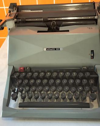 macchina da scrivere Olivetti 82