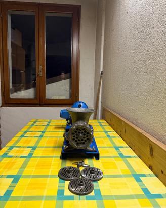 Tritacarne elettrico per salumi 220V usata