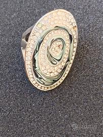 anello presenta un design ovale con un motivo