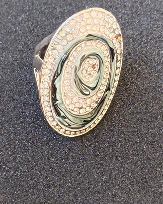 anello presenta un design ovale con un motivo