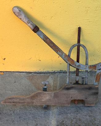 Tappatrice  manuale d'epoca in legno e ferro