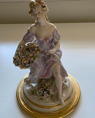Donna con cesto di fiori Capodimonte