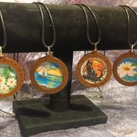 Collane con ciondoli in legno dipinti a mano