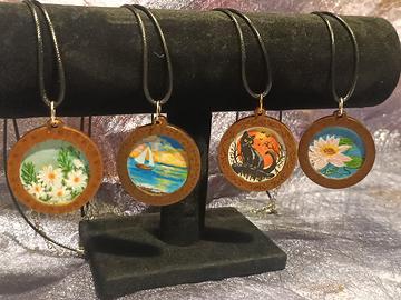 Collane con ciondoli in legno dipinti a mano