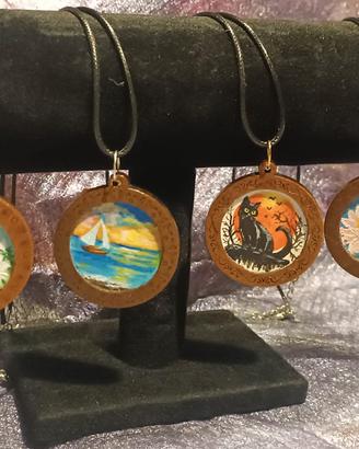 Collane con ciondoli in legno dipinti a mano