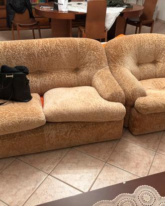Divano 3 posti, divano 2 posti e poltrona.