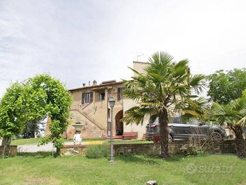 Rustico / Casale di 400 m² con più di 5 locali e b