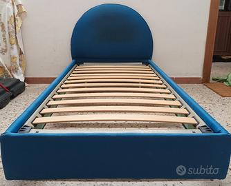 Letto blu con imbottitura