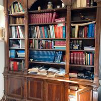 Libreria con scaletta in legno di noce
