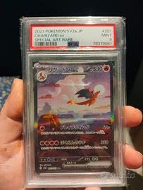 Charizard 201 PSA 9 + Pacchetto Destino Sfuggente