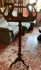 Leggio in noce dei primi anni del 1900