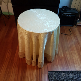 Tavolino rotondo in legno con copritavolino