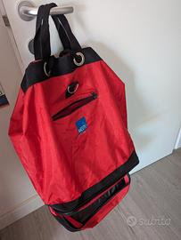 Sacca molto capiente con zip posteriore 