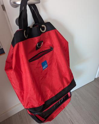 Sacca molto capiente con zip posteriore 