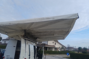 Tenda per per ambulanti su furgone motorizzata