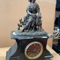Orologio con Piccola Statua incorporata