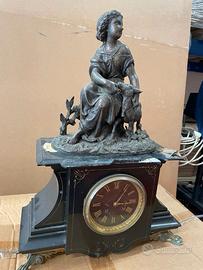 Orologio con Piccola Statua incorporata