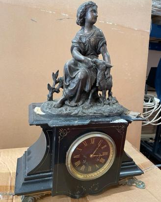 Orologio con Piccola Statua incorporata