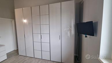 Armadio con tre ante a libro settimanale e 2 comod