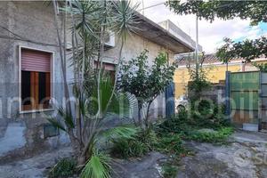 Casa singola con terreno a Fiumefreddo di Sicilia