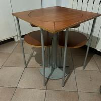 Tavolo in legno di ciliegio con sedie