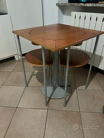 Tavolo in legno di ciliegio con sedie