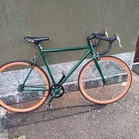 Scatto fisso verde ruote arancioni